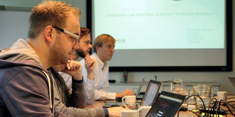 Die Workshops des Innovation Labs finden in informeller Atmosphäre statt. Kunden sind mit ihren branchenspezifischen Fragestellungen jederzeit willkommen.
