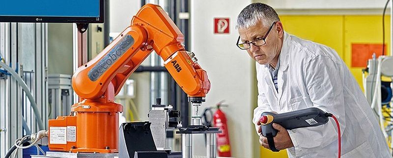 Die Gecomer-Technologie in der Robotik. Durch fibrilläre Mikrostrukturen wird die Haftung an glatten, harten Substanzen erreicht. Mittels mechanischer Stimulation kann die Adhäsion punktgenau gesteuert werden. So können mittels der Gecomer-Technologie hochsensible Objekte in Produktionsketten unter sehr geringem Energieverbrauch bewegt werden.