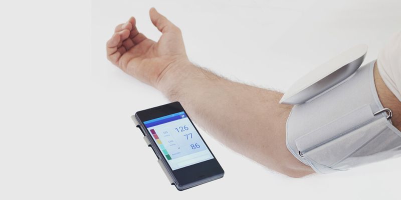 Blutdruck- und Pulsmessgeräte oder Thermometer, die mit dem Smartphone verbunden werden können, übertragen die gemessenen Daten automatisch auf das Gerät