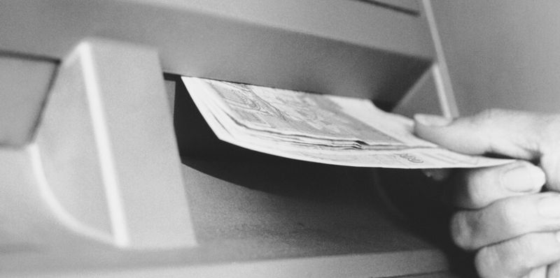 Bankautomaten lassen sich mit ein wenig Geschick und Programmierkenntnissen auch gewaltlos um Bargeld erleichtern.