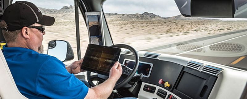 Der US-Bundesstaat Nevada hat zwei Freightliner für den autonomen Betrieb auf öffentlichen Straßen zertifiziert. Der Freightliner Inspiration Truck hat damit die weltweit erste Straßenzulassung für autonom fahrende Lkw erhalten.