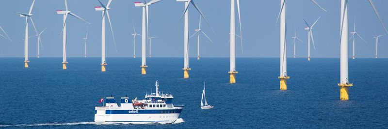Die Fähre Anholt pendelt zwischen der dänischen Stadt Greena im Kattegat zur Insel Anholt und fährt am gleichnamigen größten Offshore-Windkraftwerk Dänemarks vorbei.