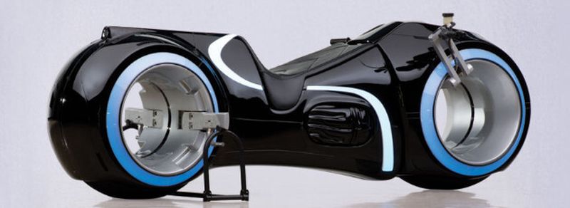Dieser voll funktionsfähige Nachbau eines „Lichtrenners“ aus dem Film „Tron:Legacy“ hat in einer Auktion von RM/Sotheby’s für 77.000 US-$ den Besitzer gewechselt.