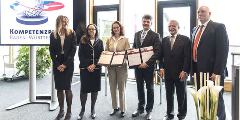 Für Roche PVT nimmt Dr. Carmen Ehrenstein (3.v.l.), Head of Quality & Regulatory, die Auszeichnung entgegen.