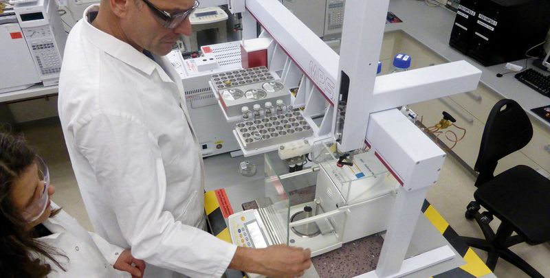 Abb.1: Im Zuge der Neustrukturierung des Labors legte man bei Schülke & Mayr großen Wert auf eine automatisierte Probenvorbereitung. Im Fokus stand die Anschaffung eines Autosamplers, der über eine integrierte Wägeoption, sprich: eine Waage verfügt, um u.a. automatisiert Dosierschritte mittels Differenzwägung überprüfen und protokollieren zu können.