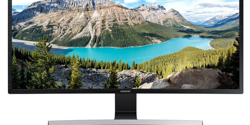 Die Krümmung des 32-Zoll-Full-HD-Panels im Samsung S32E590C LED soll die Augen des Betrachters schonen und ihn bei Spielen eher in das Geschehen ziehen.