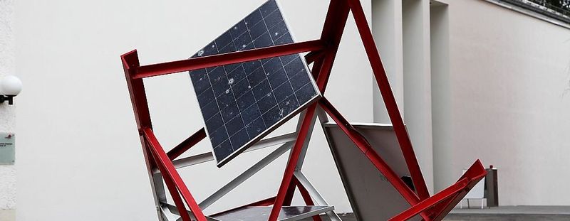 Das neueste Projekt der Performance Electrics gGmbH: Bald werden die PV Guerillas, bestehend aus demontierten Hochspannungsmasten und recycelten Solarmodulen, in vielen Städten zu sehen sein.