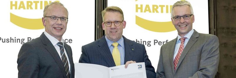 Freuten sich über die Auszeichnung: Dr. Michael Pütz, Vorstand Personal, Werksanlagen und Recht (links); Edgar Düning, Geschäftsführer Harting Electric (Mitte); und Torsten Wächter vom Beratungsunternehmen Custos Consulting.