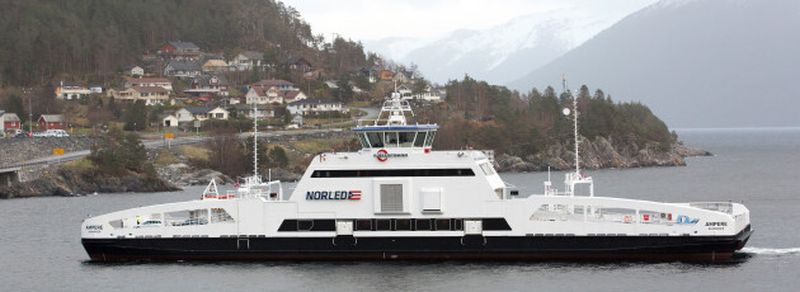 Schwimmender Stromer: Die von Siemens in Kooperation mit dem Schiffbauer Fjellstrand ausgestattete weltweit erste elektrische Auto- und Passagierfähre wurde in Betrieb genommen. Mit ihren drei Batteriepaketen, eines an Bord und eines in jedem Hafen, fährt sie vollständig emissionsfrei.
