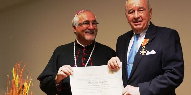 Der Protestant Michael Ungethüm (rechts) erhält von Bischof Gebhard Fürst die Ritterwürde des Gregoriusordens.
