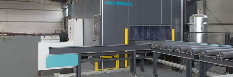 Die Strahlanlage vom Typ Sprint 1504 hat eine Zu- und Abführrollenbahn von je 10 m Länge.