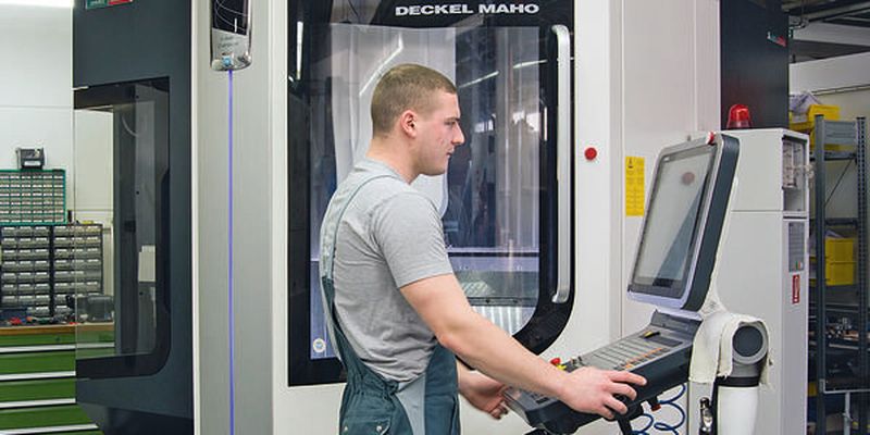 Fünf Achsen: Im Fräsbereich arbeitet Königsee Implantate mit einer kompakten DMU 40 Evo, deren gute Zugänglichkeit die Herstellung von Knochenplatten erleichtert.