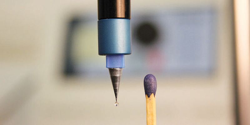 Wiederholgenau und prozesssicher: Auch bei geringen Klebstoffmengen lassen sich die Dosierer so genau einstellen, dass beim Aufstecken der Komponenten kein überschüssiges Material herausgedrückt wird.