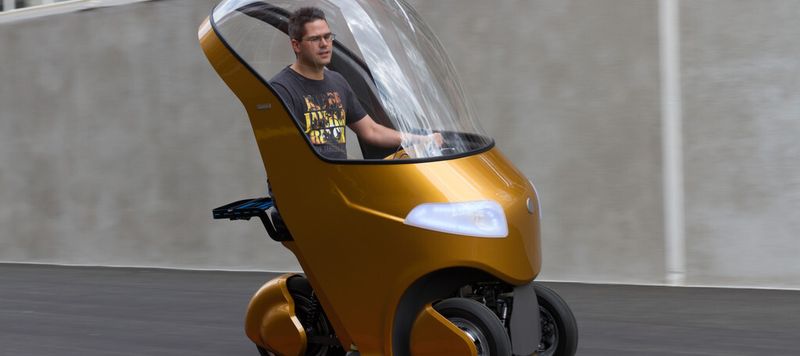 Auffällig am Bicar sind seine goldene Haube und die darin eingelassene bauchige Windschutzscheibe, die sicherstellen, dass Lenkerinnen und Lenker auch bei Regen und Wind trocken von A nach B gelangen.