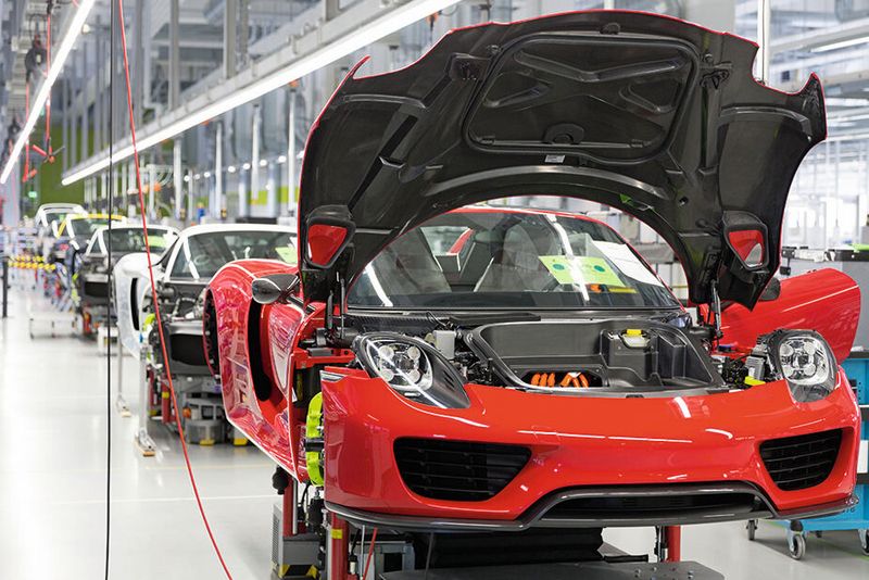 Bis ein Porsche 918 Spyder alle Montagestationen in der Manufaktur durchlaufen hat und den Aufzug nach unten in Richtung Prüffeld nehmen kann, vergehen rund 100 Stunden Fertigungszeit – inklusive intensiver Qualitätskontrollen im gesamten Prozess.