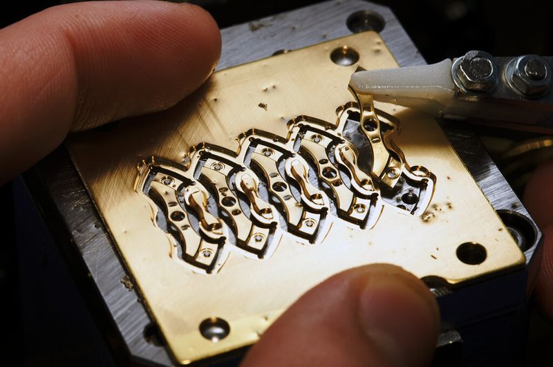 Die Hochpräzisionsfertigung solcher Brücken für Luxusuhren bedarf höchster Prozesssicherheit und extremer Präzision.