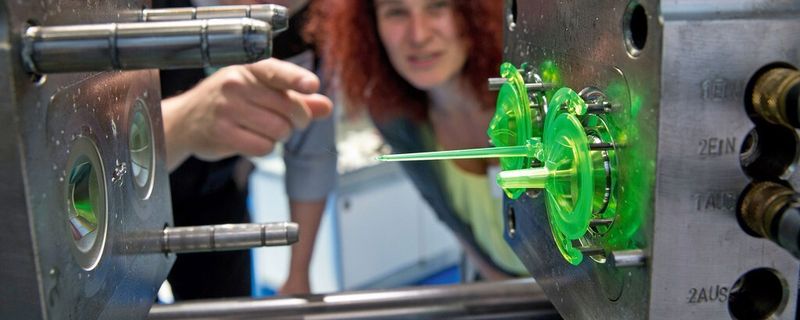 Spritzgießformen gelten als das Herzstücke des Prozesses. Sie entscheiden auch über die Wirtschaftlichkeit, Qualität und Flexibilität der Fertigung. Die richtige Auslegung dieser komplexen Systeme ist immer eine Herausforderung.