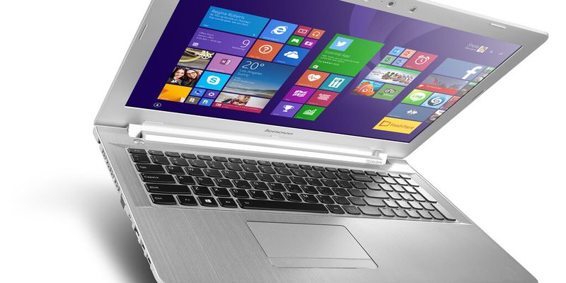 Lenovo bietet das neue 15,6-Zoll-Notebook Z51 auch mit Realsense-Kamera an. Die drei Linsen sind über dem Full-HD-Display zu sehen.