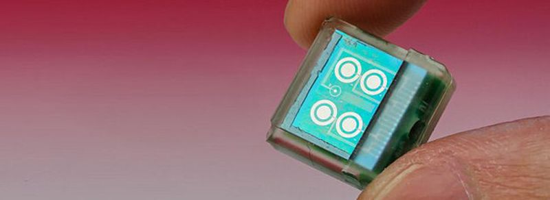 Der Biosensor wird unter die Haut angebracht und misst nicht nur pH-Wert und Temperatur. Die Messwerte werden per Funk beispielsweise an ein Smartphone übertragen.