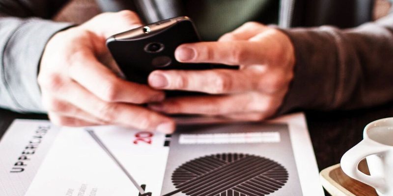 Das Smartphone ist für viele Mitarbeiter eine willkommene Ablenkung in dienstlichen Besprechungen: Vier von zehn berufstätigen Smartphone-Nutzern erledigen mit ihrem Gerät in Meetings nebenbei private Sachen.