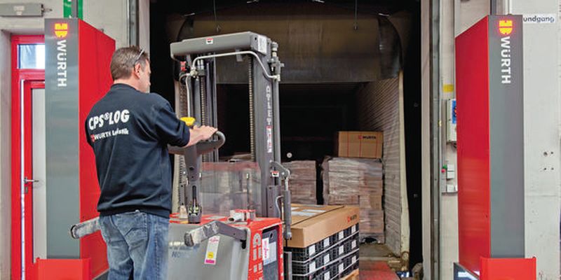 Das RFID-Gate an der Verladerampe ist mit einem Simatic-Reader RF670R und vier abgesetzten Antennen ausgestattet. Ausgelöst beim Durchfahren einer Lichtschranke, werden die RFID-Daten der Palette erfasst und dem Warenwirtschaftssystem zugeführt.