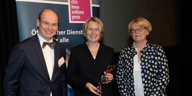 Hans-Ulrich Beura, stellv. Bundesvorsitzender des dbb, Preisträgerin Dr. Christine Brockmann und Staatssekretärin Cornelia Rogall-Grothe anlässlich der Preisverleihung