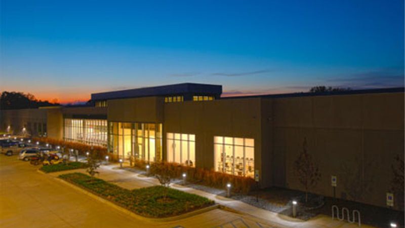 Der Besuchereingang des Rechenzentrumskomplexes von Apple in Maiden.