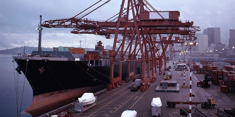 Ein Ausfall oder die Manipulation eines IT- oder Kommunikationsnetzes an Bord eines Schiffs kann fatale Folgen haben. Von teuren Verzögerungen, Manipulationen der Bordsysteme oder der Cargo Software, bis hin zu Gefahren für Schiff und Crew.