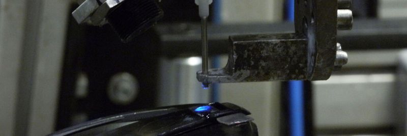 Durch Verwendung einer sehr intensiven UV-Lichtquelle muss dem Kleber nur eine minimale Menge der fluoreszierenden Substanz beigemischt werden. Somit gibt es keine negativen Einflüsse auf das Fügeverhalten des Klebers.