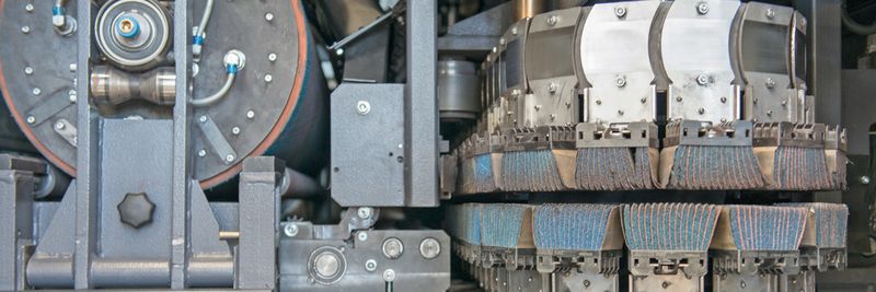 Walzen zum Entgraten, Querbürsten zum Verrunden: Arku bietet mit dem Edgebreaker eine Entgratmaschine für's Grobe.