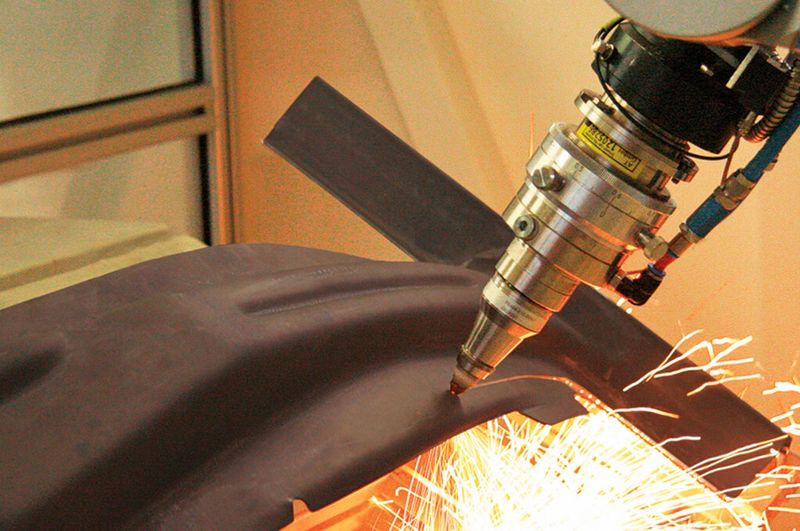 Effiziente Metallbearbeitung: Zur Laserschneidanlage «Jenoptik-Votan BIM» (Beam in Motion) gehört ein Laserroboterarm mit integrierter Laserstrahlführung. Die Lasereinkopplung erfolgt über den Roboterfuss, so dass die Transportfaser nicht im Raum mitbewegt werden muss.
