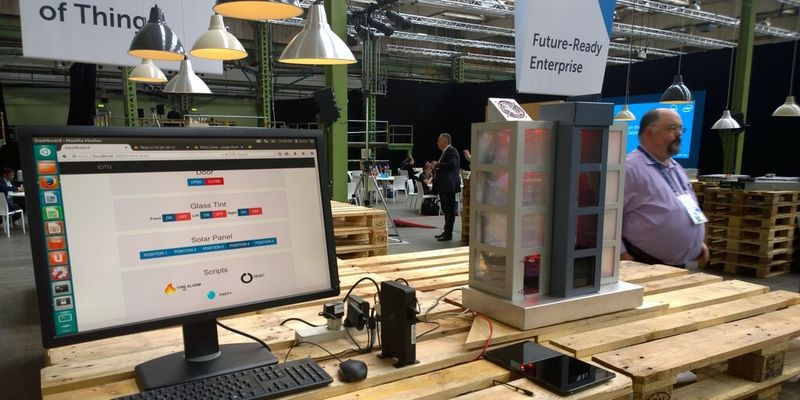 Ein Versuchsaufbau für den IoT-Gateway beim Dell EMEA Innovation Day 2015 in Kopenhagen simuliert die Sensorenauswertung in einem Bürogebäude.