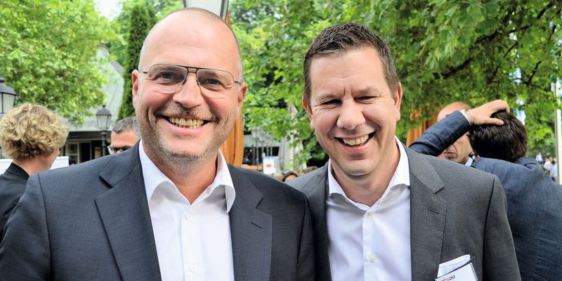 Exclusive-Geschäftsführer Martin Twickler – im Bild mit Ralf Haubrich, Vertriebschef von Ocedo – hatte 20 Hersteller und 60 Systemhausvertreter zum Partnertag ins Münchner Seehaus eingeladen.