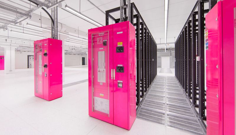 Die Erkennungsfarbe von Zenium ist ein Neonpink; doch der hohe Wiederekennungswert einer Marke das ist nicht das Entscheidende, wenn Auslagerungswillige ihrem Co-Locator vertrauen sollen. Doch Sicherungsmaßnahmen kommen im Entscheidungsprozess oft zu kurz.