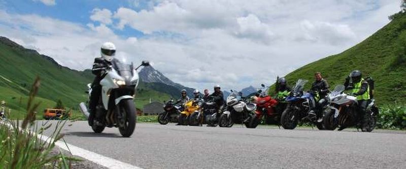 Grüße vom Hochtannbergpass: Die Gipfelstürmer der Bitrider-2015-Gruppe "The fast and the furious".