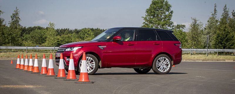 Im Test- und Entwicklungszentrum Gaydon: Ein Range Rover vollzieht ein automatisiertes Wendemanöver.