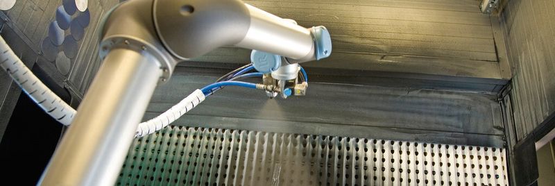 Der UR-Roboter ist in allen Gelenken um 360° drehbar, was von Vorteil ist, wenn aus vielen verschiedenen Positionen spritzlackiert werden muss, um alle Ecken und Winkel des Getriebes zu erreichen.