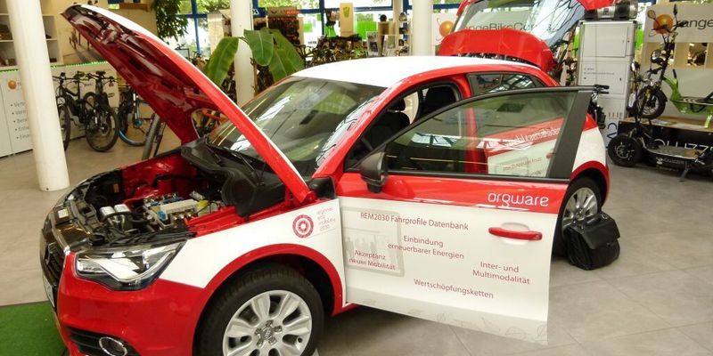 Im Demonstratorfahrzeug sind alle entwickelten Technologien verbaut. Wo und wie konnten die Teilnehmer des Symposiums „Urbane Mobilität der Zukunft“ live vor Ort erkunden. Einige Komponenten befinden sich derzeit noch im Prüfstand, so dass hier nur Modelle zu sehen waren.