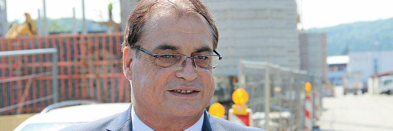 Lothar Horn, Geschäftsführer der Paul Horn GmbH, vor der Baustelle des Neubaus, der Ende 2016 fertig sein soll: „Wir wollen auch in den nächsten Jahren spürbar wachsen.“