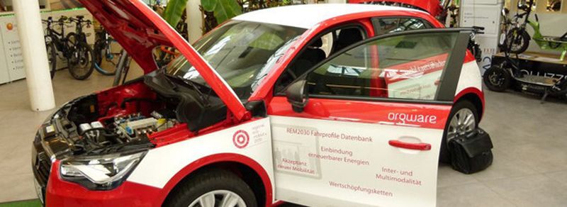 Im Demonstratorfahrzeug sind alle entwickelten Technologien verbaut. Wo und wie konnten die Teilnehmer des Symposiums „Urbane Mobilität der Zukunft“ live vor Ort erkunden. Einige Komponenten befinden sich derzeit noch im Prüfstand, so dass hier nur Modelle zu sehen waren.