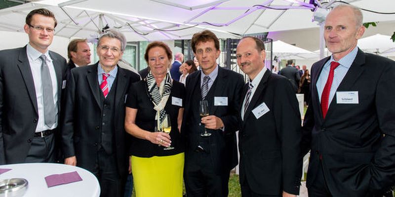 Rainer Hill (3.v.re.), Leiter Referat Recht und stellvertretender BVMed-Geschäftsführer, mit Gästen auf dem BVMed Summer Evening 2015.