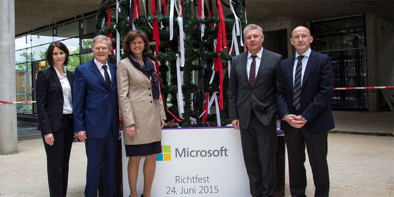 Richtfest der neuen Unternehmenszentrale von Microsoft Deutschland mit Prominenz aus Wirtschaft und Politik.