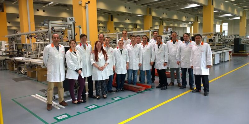 Gruppenbild mit Damen: Die 12 Gewinnerinnen und Gewinner der Channel-PCs und ihre Ansprechpartner bei Fujitsu.