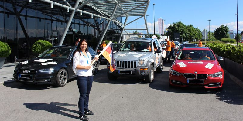 Denise Hirschfeld schwenkt die Flagge zum Start der 2. Etappe in Richtung Zagreb.