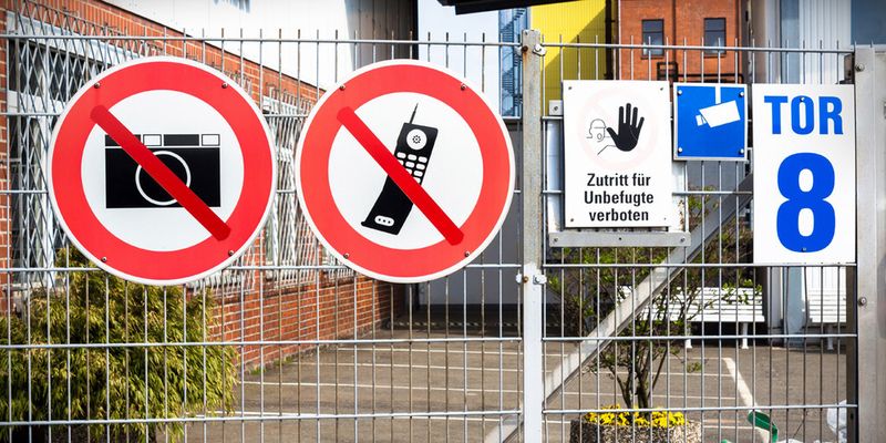 Mittelständische Unternehmen neigen zu Fatalismus, statt sich gegen dreiste Spionage durch ausländische Sicherheitsbehörden und Datendiebstahl durch eigene Mitarbeiter zu wehren.