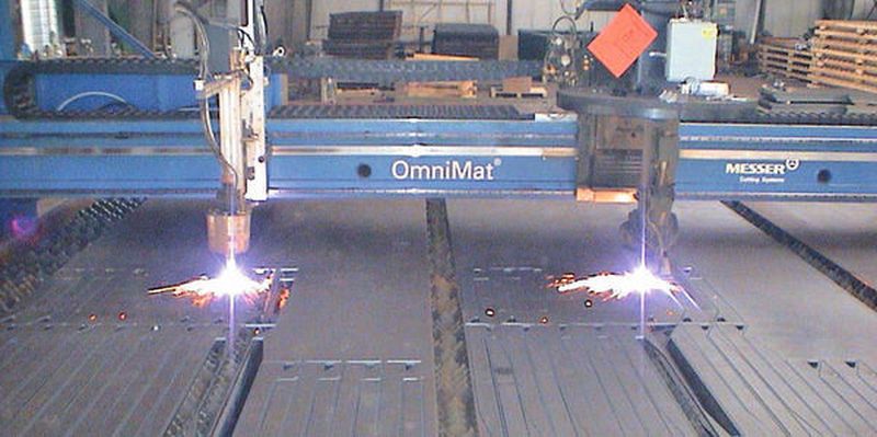Zum Schneiden betreibt Klostermann Feinstrahlplasmaschneidmaschinen von Messer Cutting Systems. Spezialität ist das gleichzeitige Anbringen der Schweißphasen.