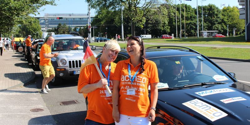 Start zur dritten Etappe: Rennleiterinnen Denise Hirschfeld und Stefanie Krauße.