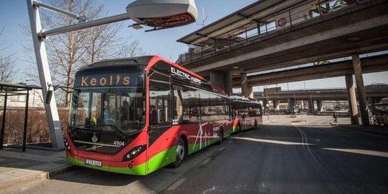Der neue Volvo-Bus mit Plug-in-Technologie wird von einem Siemens-Hochleistungsladesystem mit Strom versorgt.