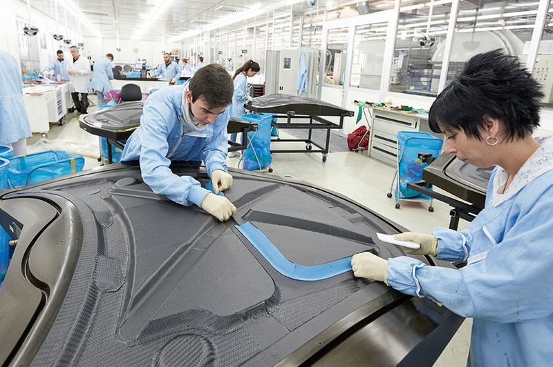 Der Cutter erzeugt die Schablonen für die späteren Teilstücke aus Carbon, die in die entsprechende Form laminiert werden.