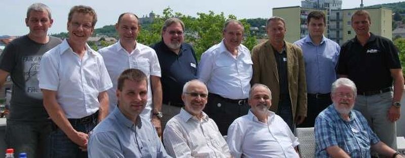 Die Teilnehmer des Workshops waren (v. hinten li.) Robert Czschka von der Berufsschule für Kfz-Technik Wien, Peter Sommer und Roland Fischer, 2rad Schweiz, Aarau (Schweiz), Peter Flügel, Geschäftsführer der Zweiradmechaniker-Landesinnung Hessen, Ernst Brehm, Brehm Zweiräder, Roßdorf, Peter Goltzsche Landesinnungsmeister Hessen, Milan Chylik von der Intergrovaná Skola Brünn (Tschechien), bike und business